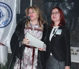 Hülya Narsap ödülünü alırken